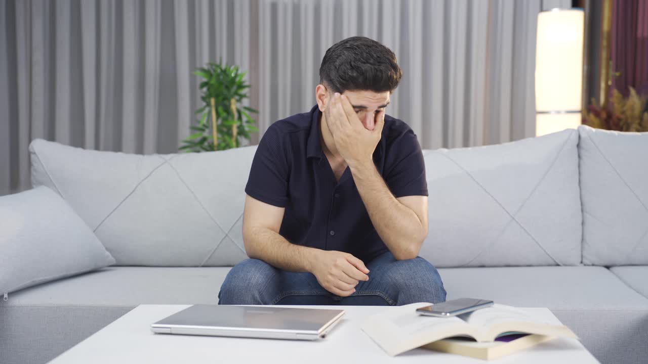 좌절된 젊은 불행한.