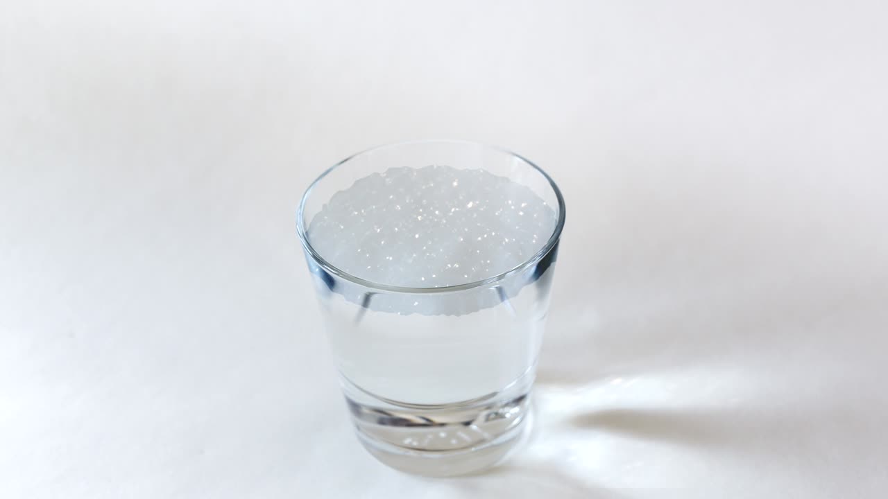 한 잔의 물 속의 허리케인 (hurricane in a glass of water) 4k (루프)