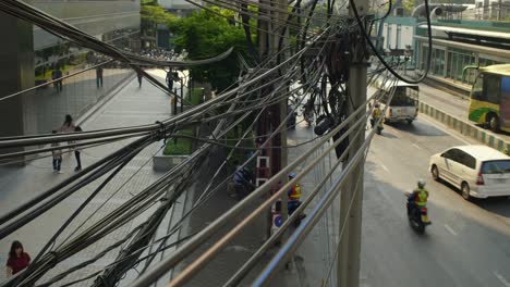 cableado eléctrico sobre la calle bangkok