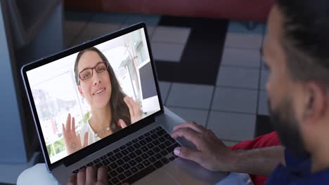 Afroamerikanischer-Geschäftsmann,-Der-Einen-Laptop-Nutzt-Und-Einen-Videoanruf-Mit-Einer-Kollegin-Führt