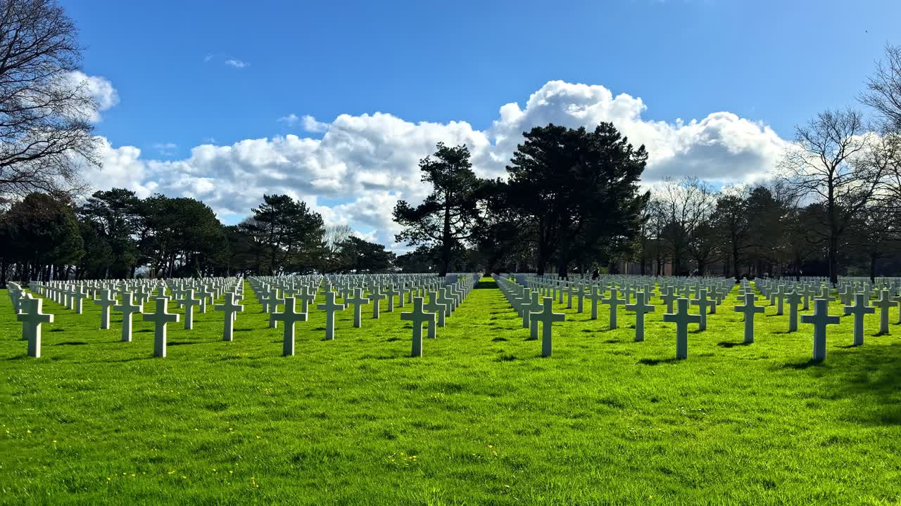 Panoramica aerea di croci bianche al Cimitero Americano di Normandia, Francia