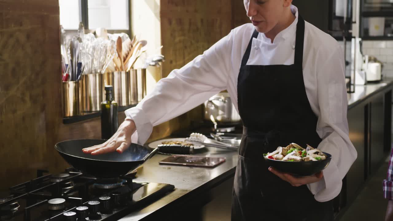 Chef che controlla se la padella è abbastanza calda