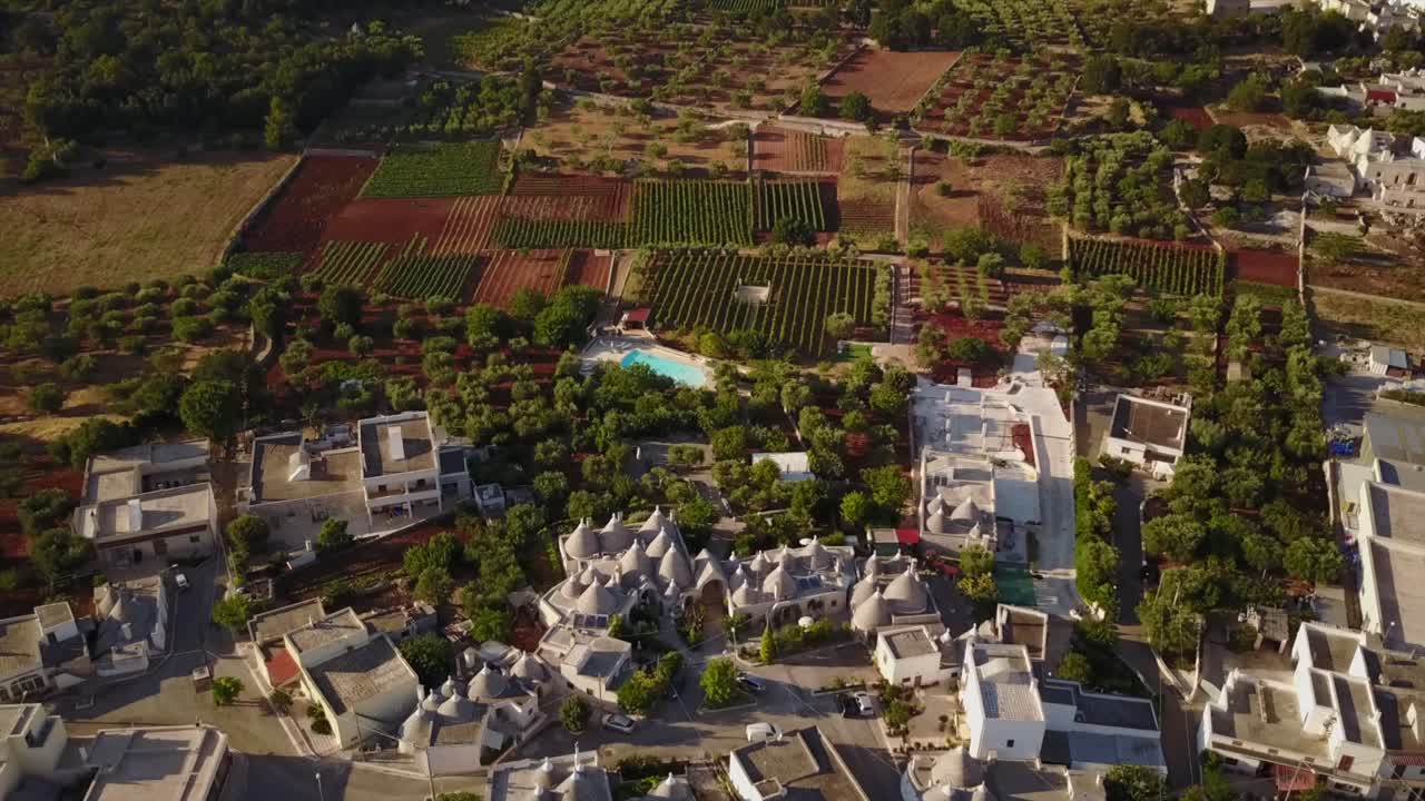 이탈리아 시골에 있는 주택과 수영장의 드론 보기