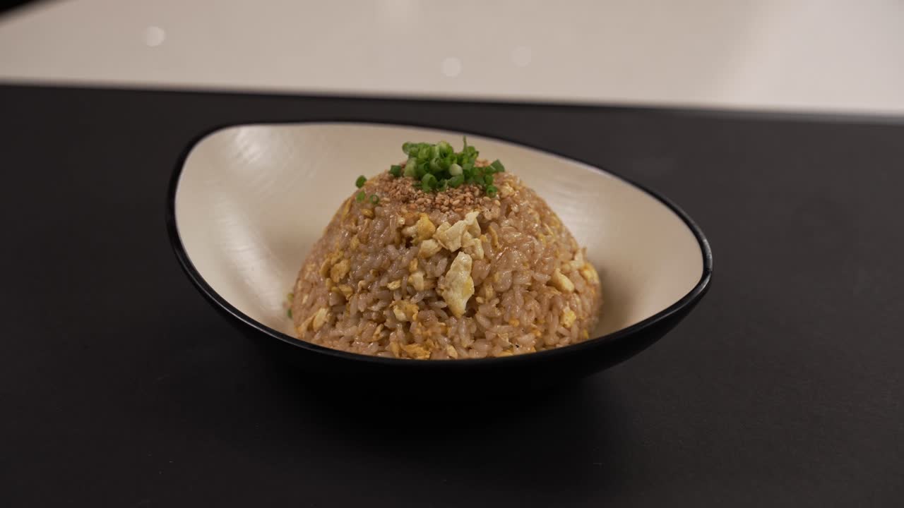 Flavorful fried rice with fluffy eggs, perfectly balanced in taste and texture. 부드러운 계란이 어우러진 감칠맛 나는 볶음밥, 조화로운 한 그릇.