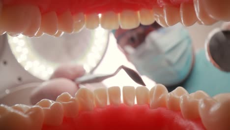 paciente en una cita con el dentista en una clínica dental. vista desde el interior de la mandíbula dental.