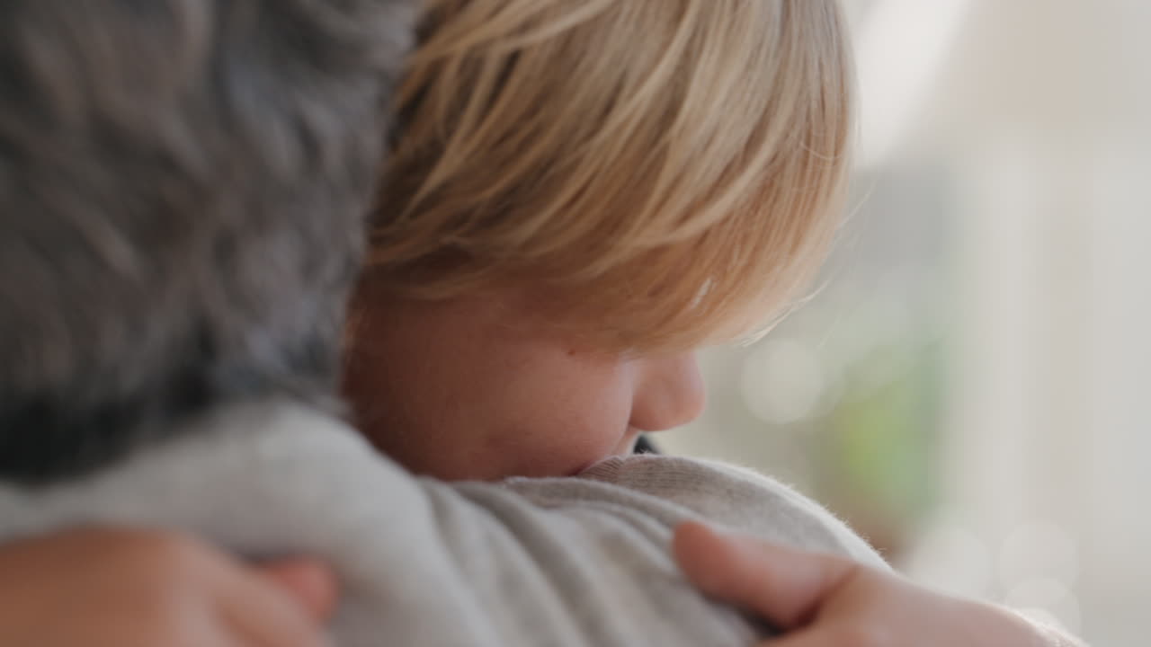 사랑스러운 작은 소년은 할머니를  ⁇ 안고 미소 짓고 손자를  ⁇ 안고 행복한 할머니는 집에서 손자의  ⁇ 안기를 즐기고 있습니다. 가족 개념 4k