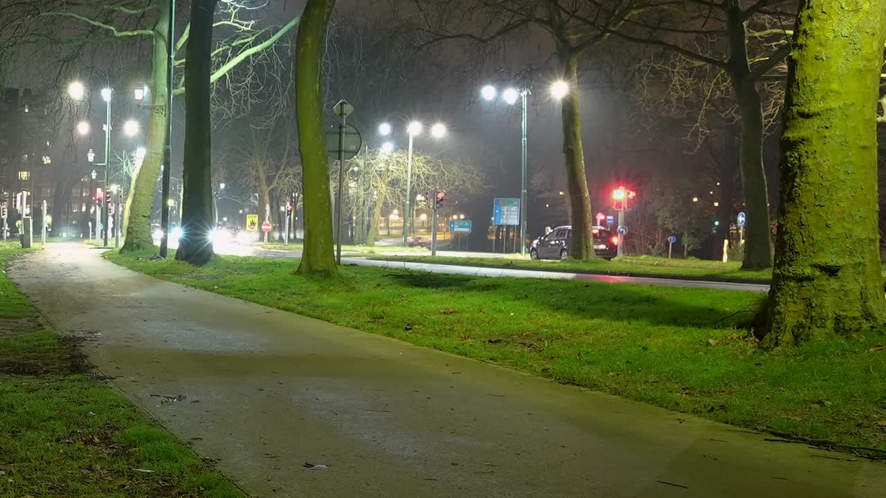 timelapse del cambio de semáforo cerca de la concurrida intersección en una ciudad europea por la noche