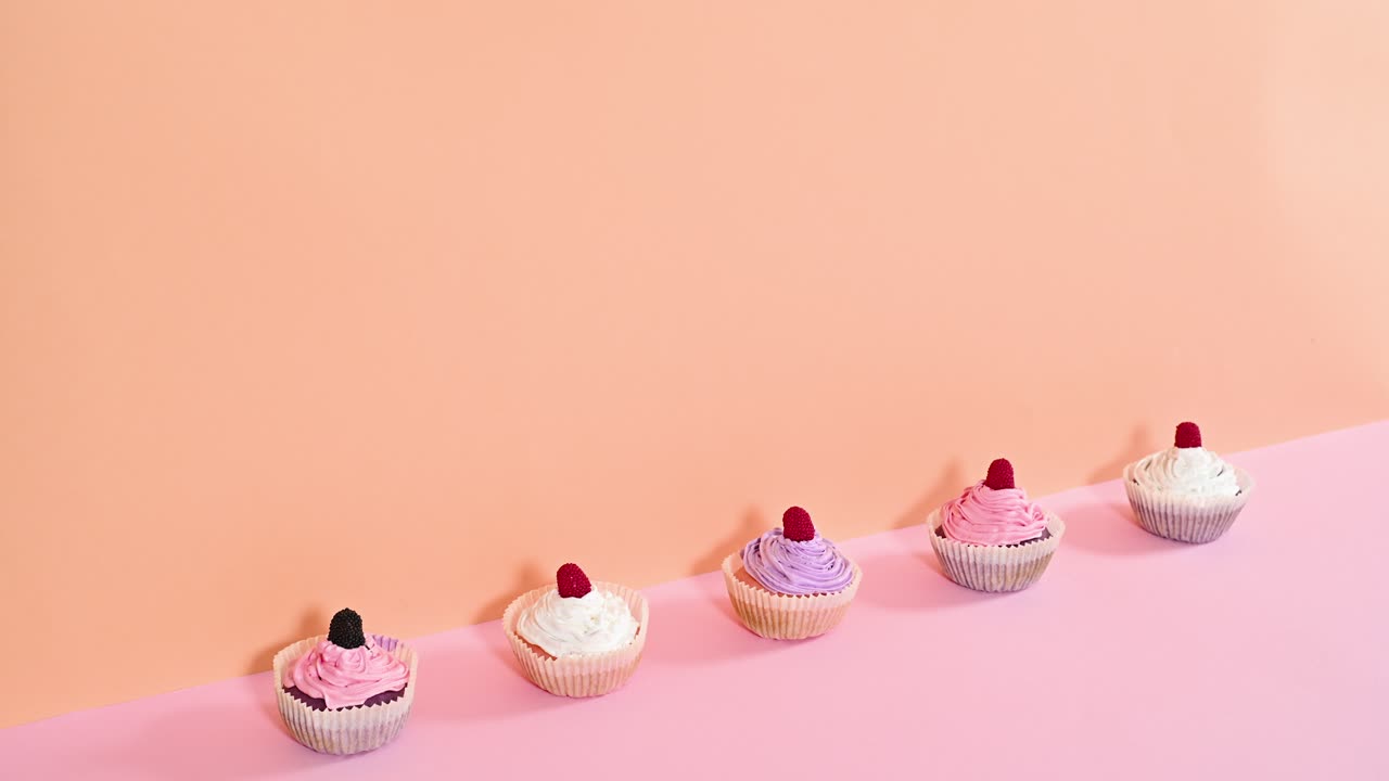 deliciosos pasteles de taza con frambuesa y crema aparecen y desaparecen en el tema rosa naranja. detenga el movimiento
