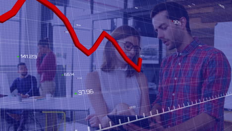 animación del procesamiento de datos financieros sobre diversas personas de negocios que usan tablets