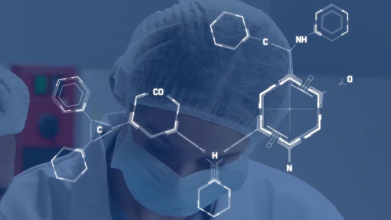 백인 여성 과학자가 현미경으로 얼굴 마스크를 쓴 과학 데이터 처리의 애니메이션