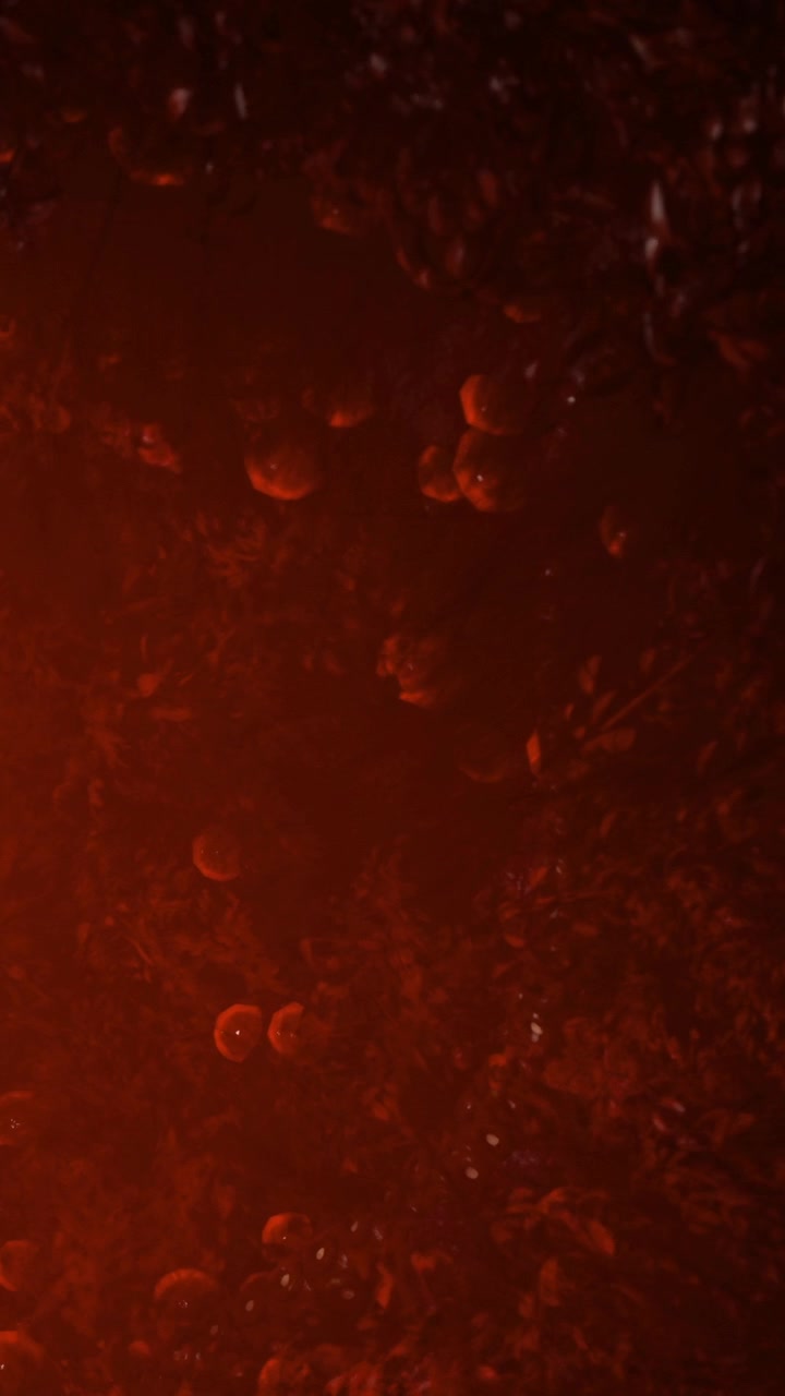 Esplorare formazioni laviche infuocate in un paesaggio vulcanico di notte