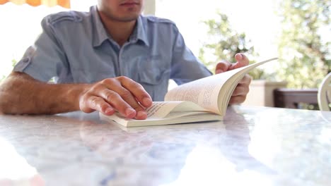 libro de lectura de cerca