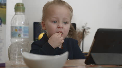 Sie-Liebt-Es,-Beim-Essen-Zeichentrickfilme-Anzuschauen