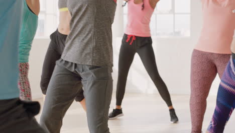 Tanzkurs,-Fröhliche-Gruppe-Multiethnischer-Menschen,-Die-Tanzen-Und-Das-Training-Genießen,-Indem-Sie-Choreografiebewegungen-Im-Fitnessstudio-üben