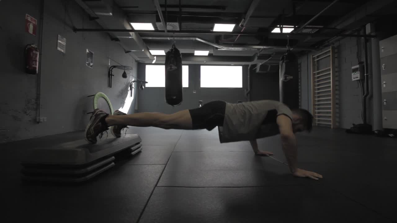 체육관에서 팔 굽혀 펴기를 하 고 젊은 운동 남자