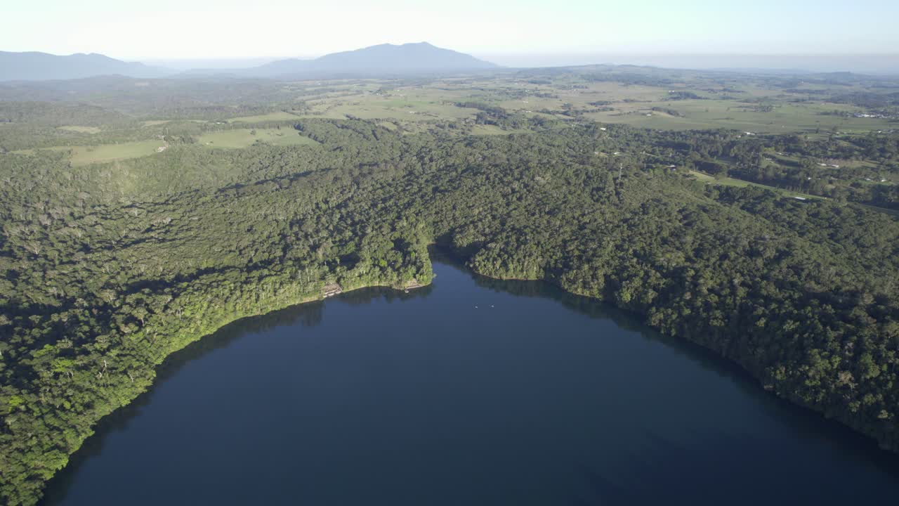 Entorno sereno en el lago Eacham en la meseta de Atherton, Queensland, Australia - toma aérea con dron