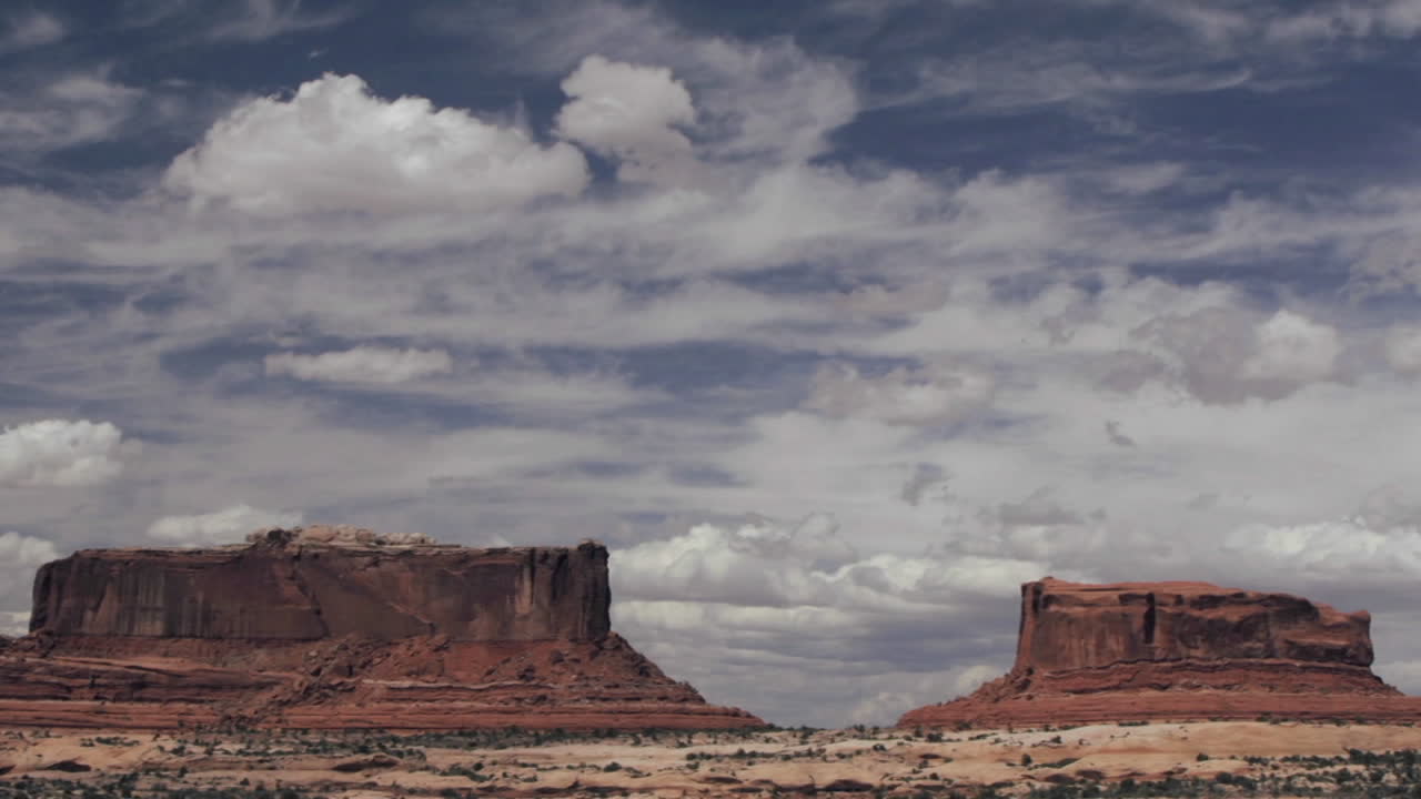 таймлапс снимок облаков над долиной монументов