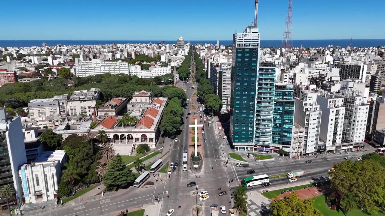 La Croce del Papa a Montevideo, Maldonado, Uruguay. Terminal Tres Cruces. Panorama del centro città. Skyline del patrimonio culturale. La Croce del Papa a Montevideo, Maldonado, Uruguay. Piazza del Papa