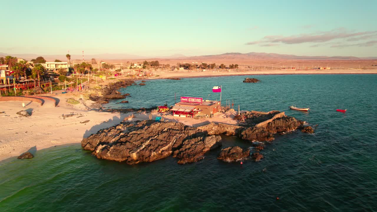 칠레의 코보 지방에 있는 바야 잉글레사 해변의 칠록색 물의 비행장