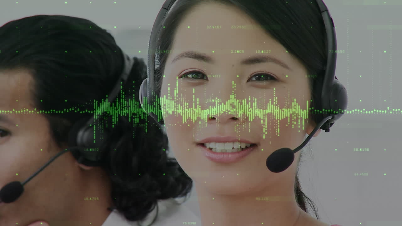 휴대폰 헤드 ⁇ 을 착용한 사업가 여성에 대한 통계 및 데이터 처리 애니메이션