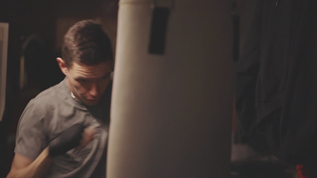 샌드백을 치는 청년 - 복싱