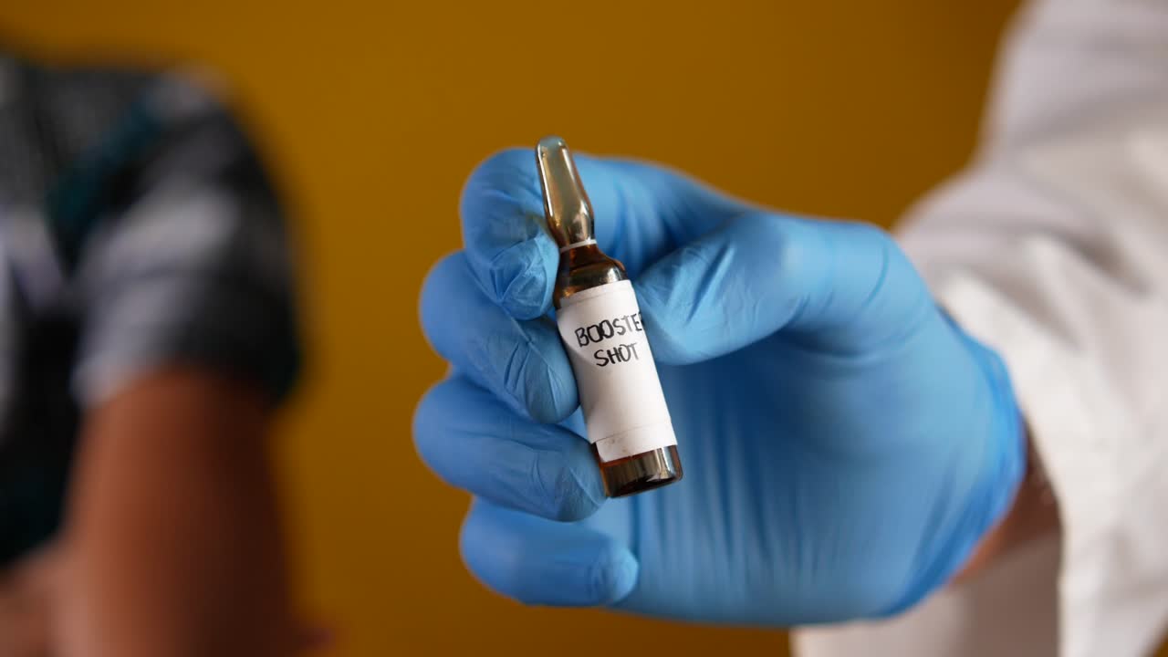 médico que administra una vacuna de refuerzo