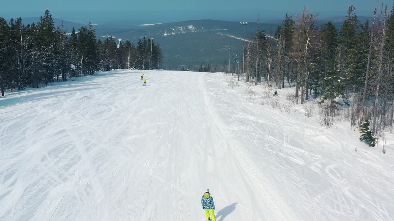 눈 인 산기?? 에서 스키 를 타고
