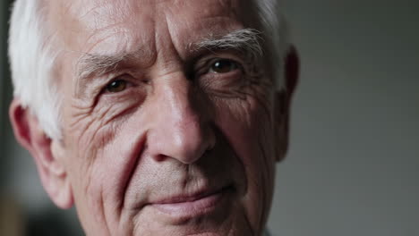 retrato en primer plano de un anciano sonriente