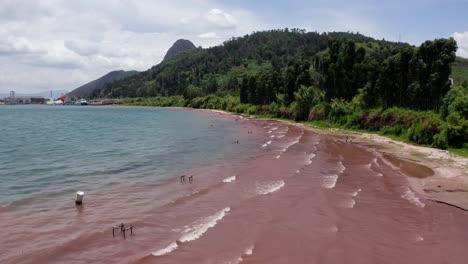 la playa roja en el lago fuxian en yunnan, china.