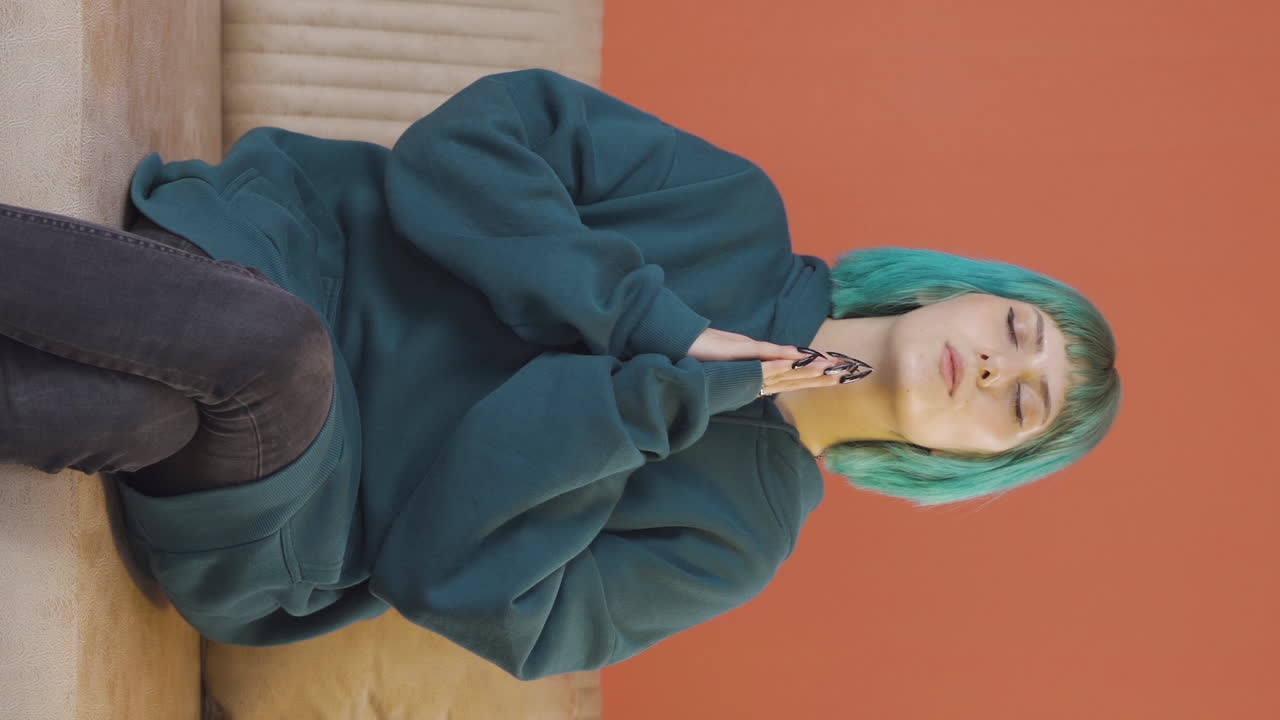 video vertical de una joven cristiana orando.