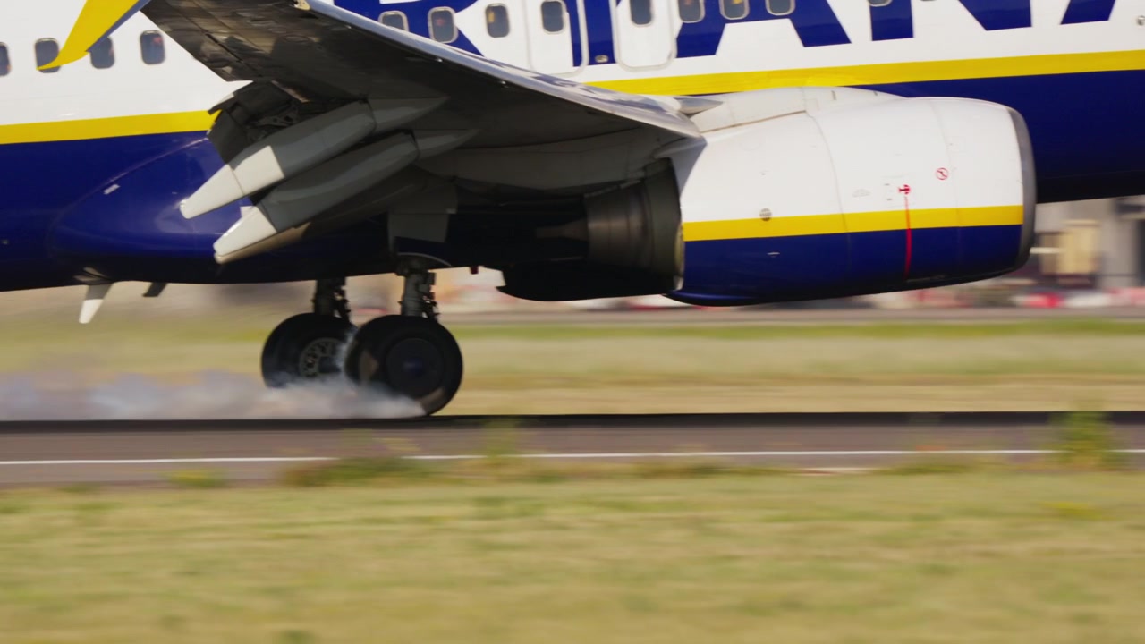 Aereo di linea in atterraggio su pista aeroportuale
