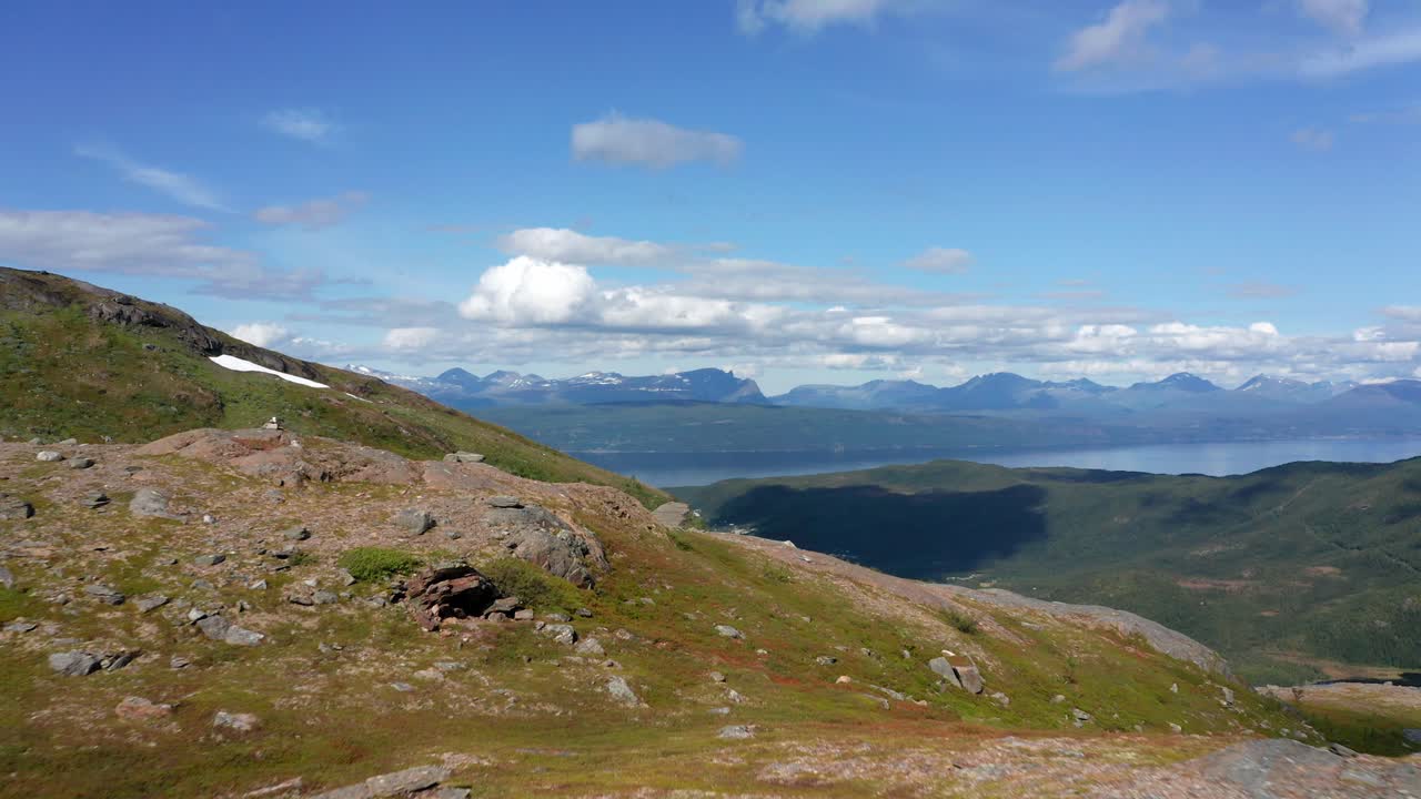 북부 노르웨이의 풍경, 산, 호수, 피오르드, 극적인 하늘의 드론 촬영