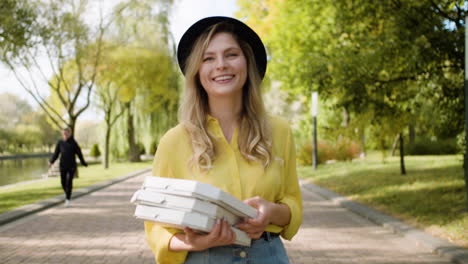 Mujer-Sonriente-Caminando-En-El-Parque