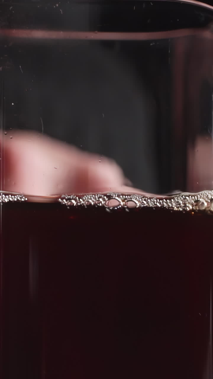 primer plano de vino tinto en una copa