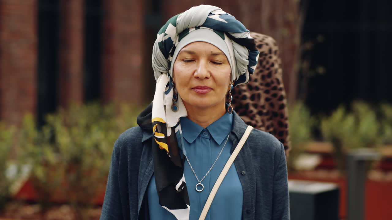 두 인종의 여성의 초상화