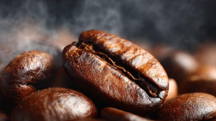 Reichhaltige aromatische Kaffeebohnen aus frisch gemahlenem Kaffee, die die Essenz und den Duft von Qualitätsbohnen in atemberaubendem Detail unter sanfter Beleuchtung einfangen