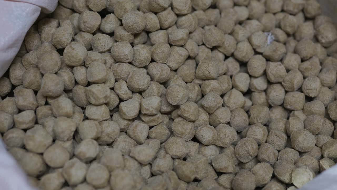 하루 동안 상단 각도에서 소매점에서 판매하는 콩 조각