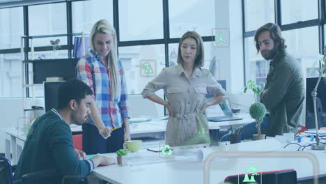 animación de iconos de ecología y procesamiento de datos sobre diversos colegas discutiendo el trabajo en la oficina