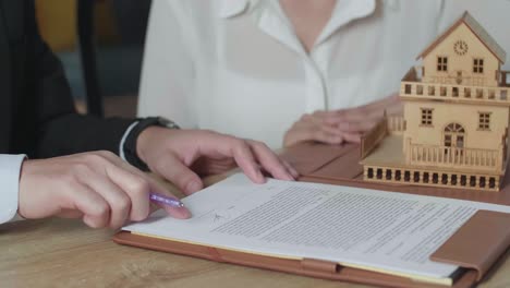 firma del contrato de compra de una casa