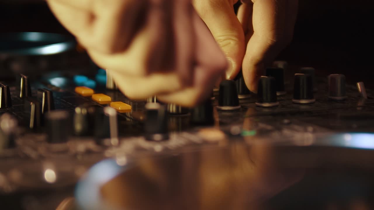 dj pult operación girando perillas y botones