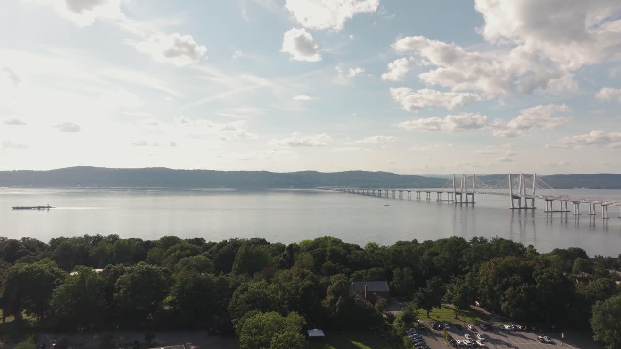 fotografía aérea en 4k del puente de ny tappan zee cuomo y el cielo azul