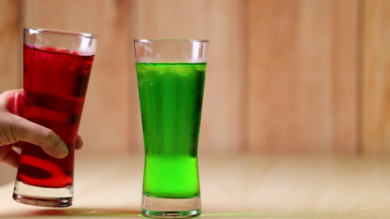 dos vasos sonando en un brindis de celebración