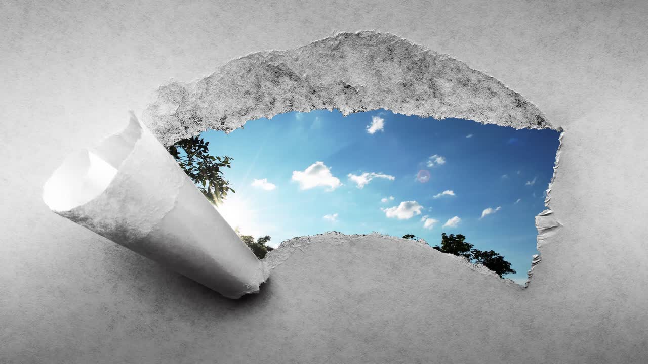 4k 타임 라프 영상: 해가 지면 푸른 하늘에서 빠르게 움직이는 구름, 오래된 레트로 그런지 빈티지 종이에서 어진 가장자리를 가진 구을 통해 볼 수 있습니다.