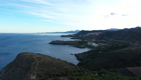 Luftaufnahme-Der-Zinnoberroten-Küste,-Frankreich,-Spanien,-Grenze-Zum-Mittelmeer