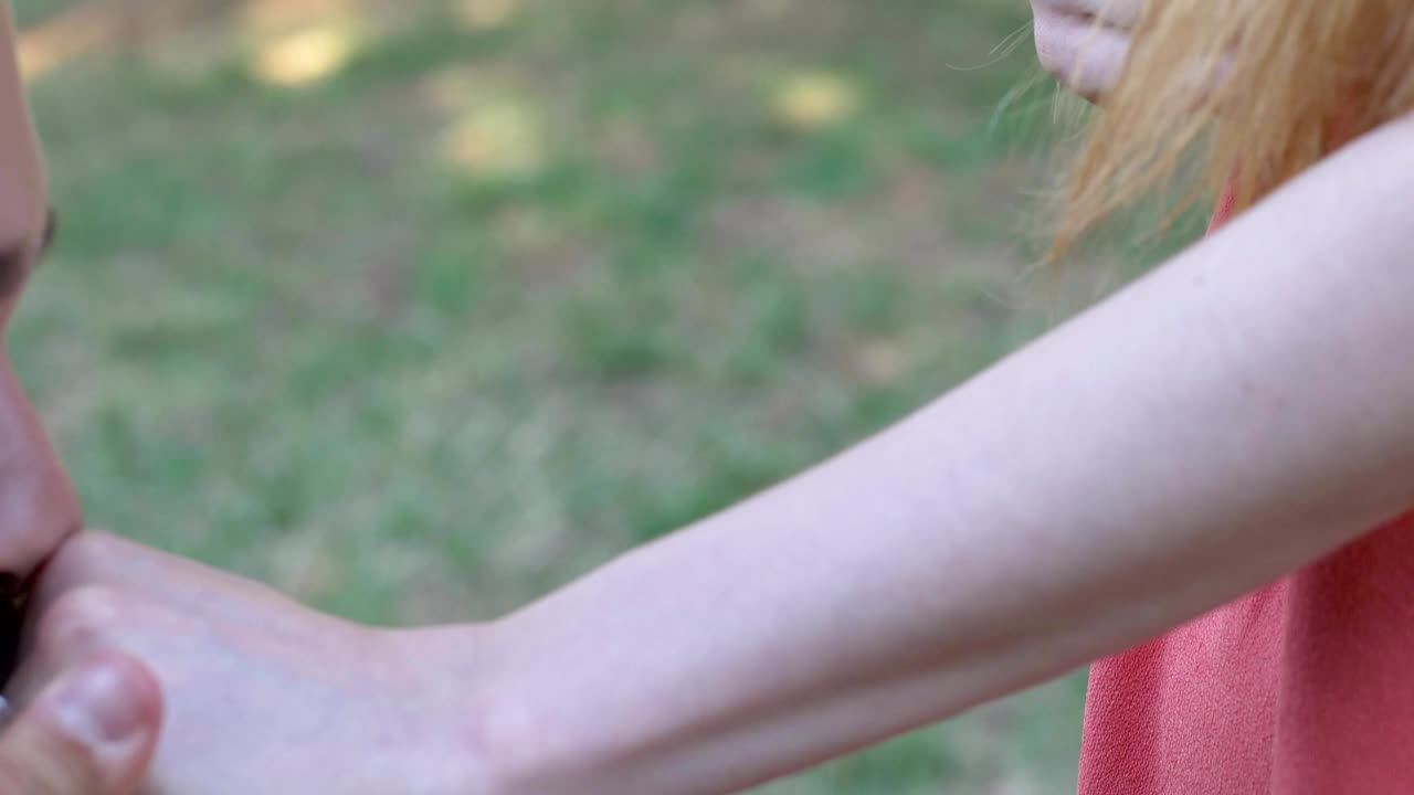 사랑, 결혼, 청혼 - 가까운 청혼과 손가락에 반지를 착용하는 것