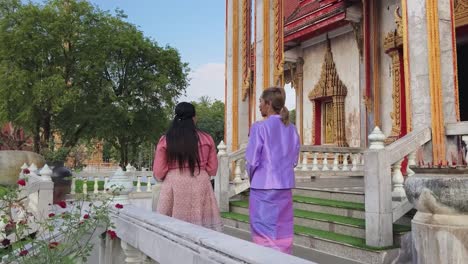 women visiting a thai temple