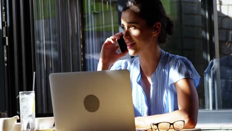 Mujer-De-Negocios-Hablando-Por-Teléfono-Móvil