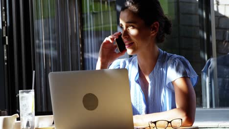 mujer de negocios hablando por teléfono móvil