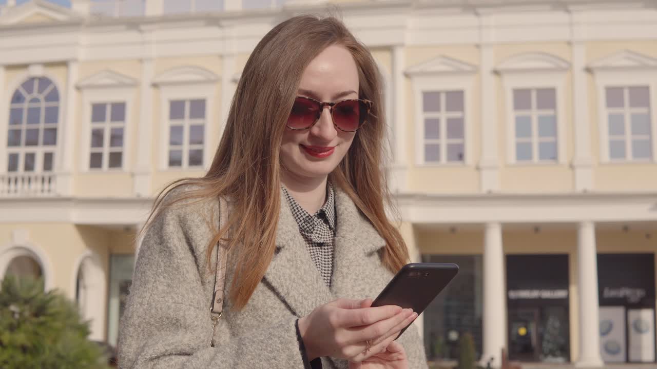 Donna che utilizza smartphone all'aperto