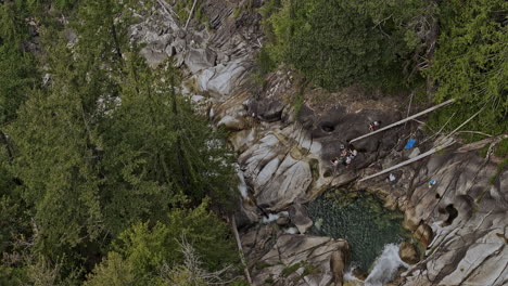 Shannon-Falls,-BC,-Kanada,-Luftaufnahme-V3,-Gezoomter-Drohnenüberflug-über-Den-Provinzpark,-Der-Felsenpool-Und-Wasserfälle-Einfängt,-Die-Die-Von-Wäldern-Umgebene-Felsklippe-Hinabstürzen-–-Aufgenommen-Mit-Mavic-3-Pro-Cine-–-Juli-2023